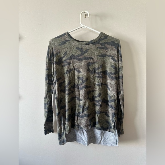 American Eagle Outfitters Tops - Women’s American Eagle soft & sexy plush camo shirt xs